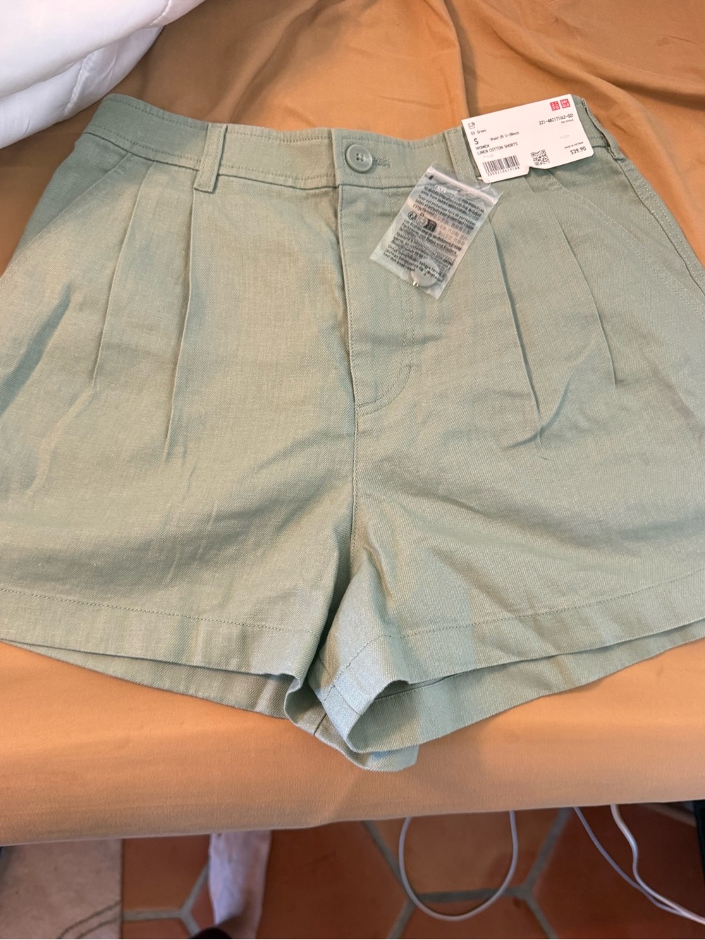 Uniqlo Women's Pleated High-Rise Shorts in Light Sage